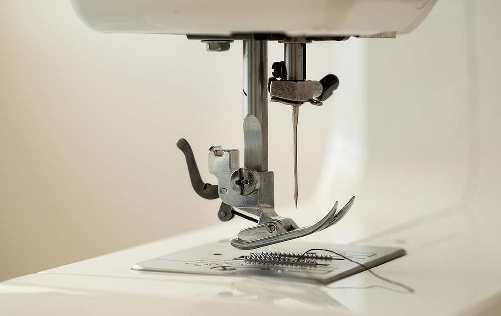 cómo enhebrar una máquina de coser paso a paso