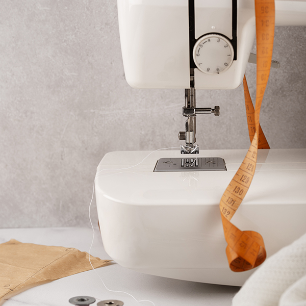 Cómo enhebrar una máquina de coser correctamente